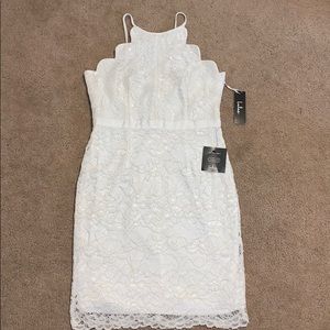 Lulu’s white lace dress